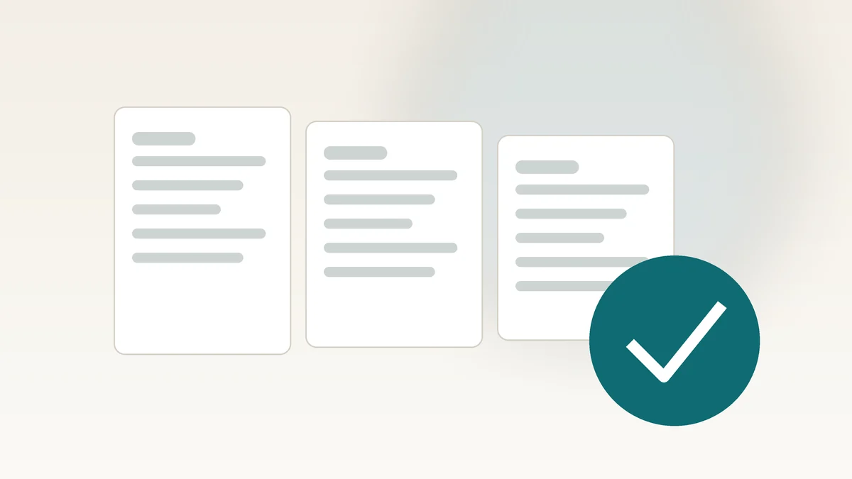Três cartões brancos com linhas de texto ao lado de um grande círculo verde com marca de verificação, sobre fundo claro
